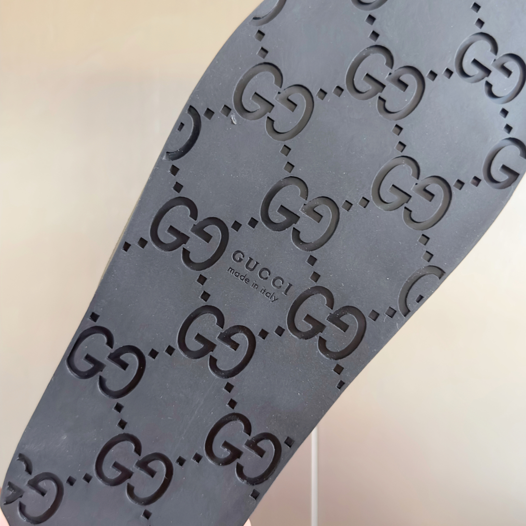顶级版本：情侣款
Gucci古驰 最新 情侣款 互扣式 双G 厚底 凉拖鞋
原版购入开发 做货 从为品牌