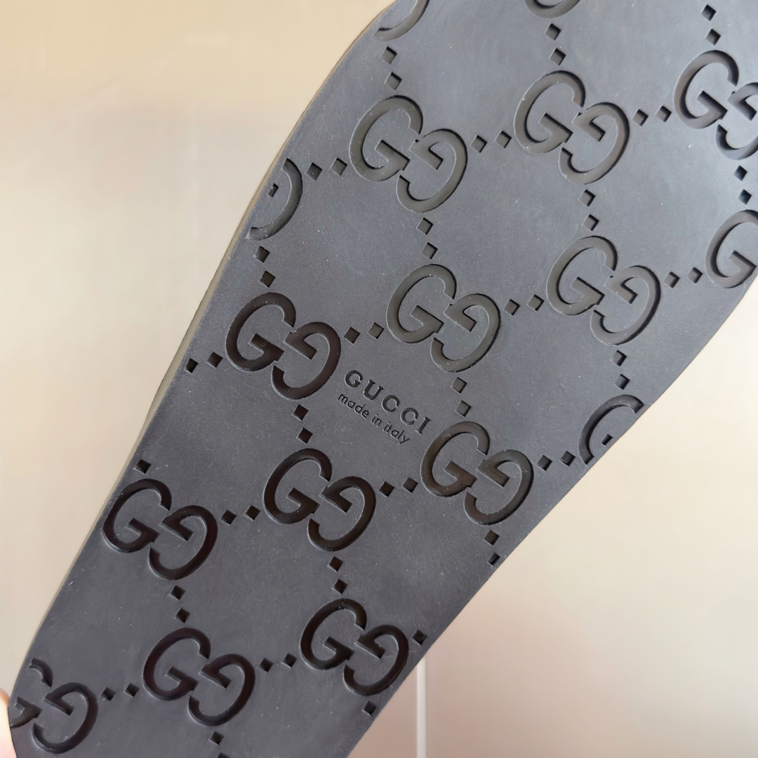 顶级版本：情侣款
Gucci古驰 最新 情侣款 互扣式 双G 厚底 凉拖鞋
原版购入开发 做货 从为品牌