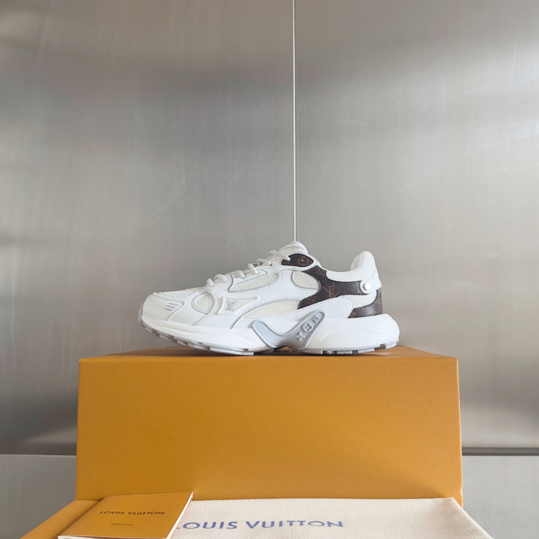 顶级版本：情侣款
LV 路易威登L家 驴牌 最新Olympia系列 情侣款 银角大王 休闲 运动鞋 跑鞋