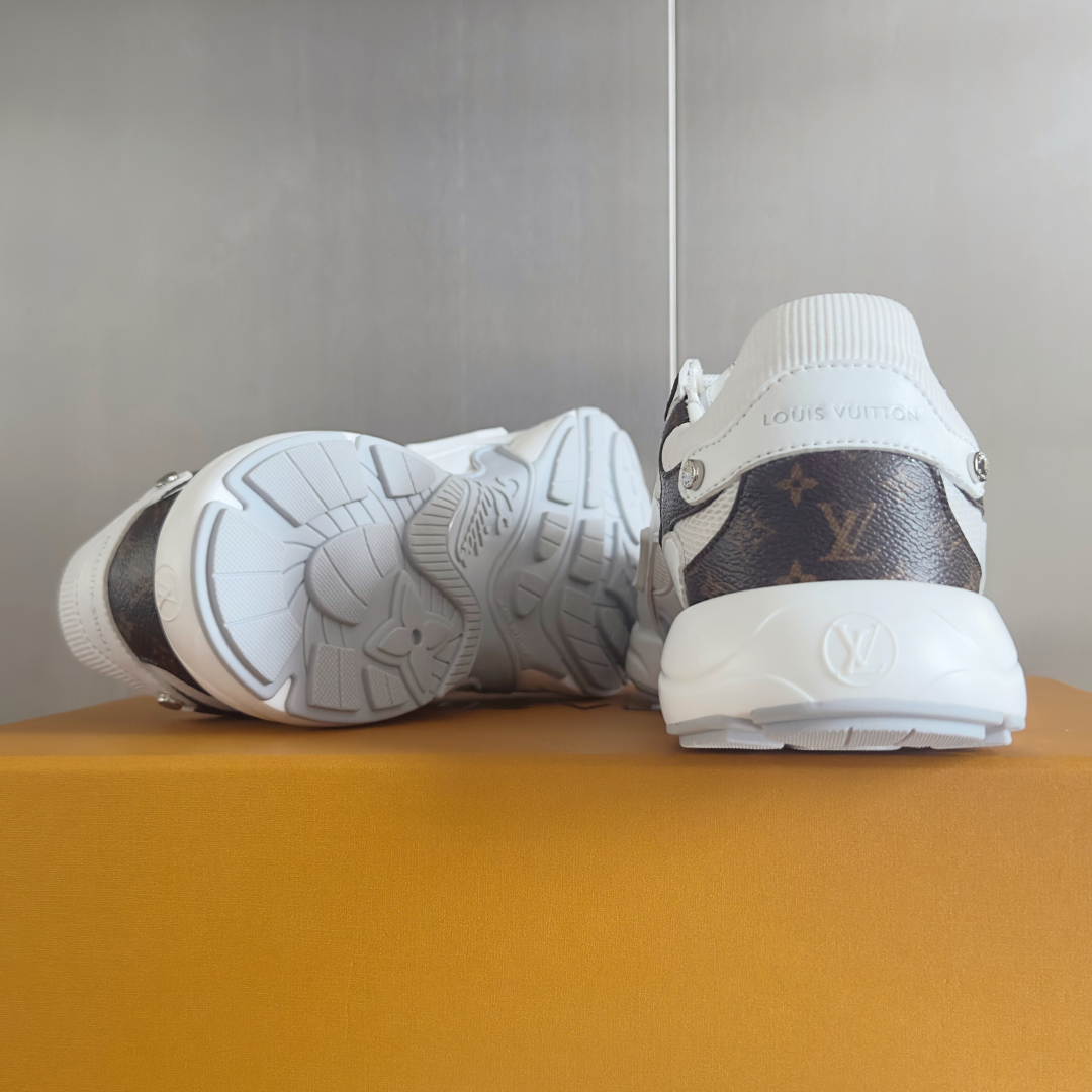 顶级版本：情侣款
LV 路易威登L家 驴牌 最新Olympia系列 情侣款 银角大王 休闲 运动鞋 跑鞋