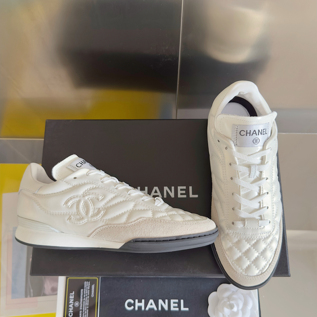 顶级版本：
Chanel香奈儿最新款 小香 菱格纹 小羊皮 棒球鞋 网球鞋 黑白 熊猫配色 休闲 运动鞋