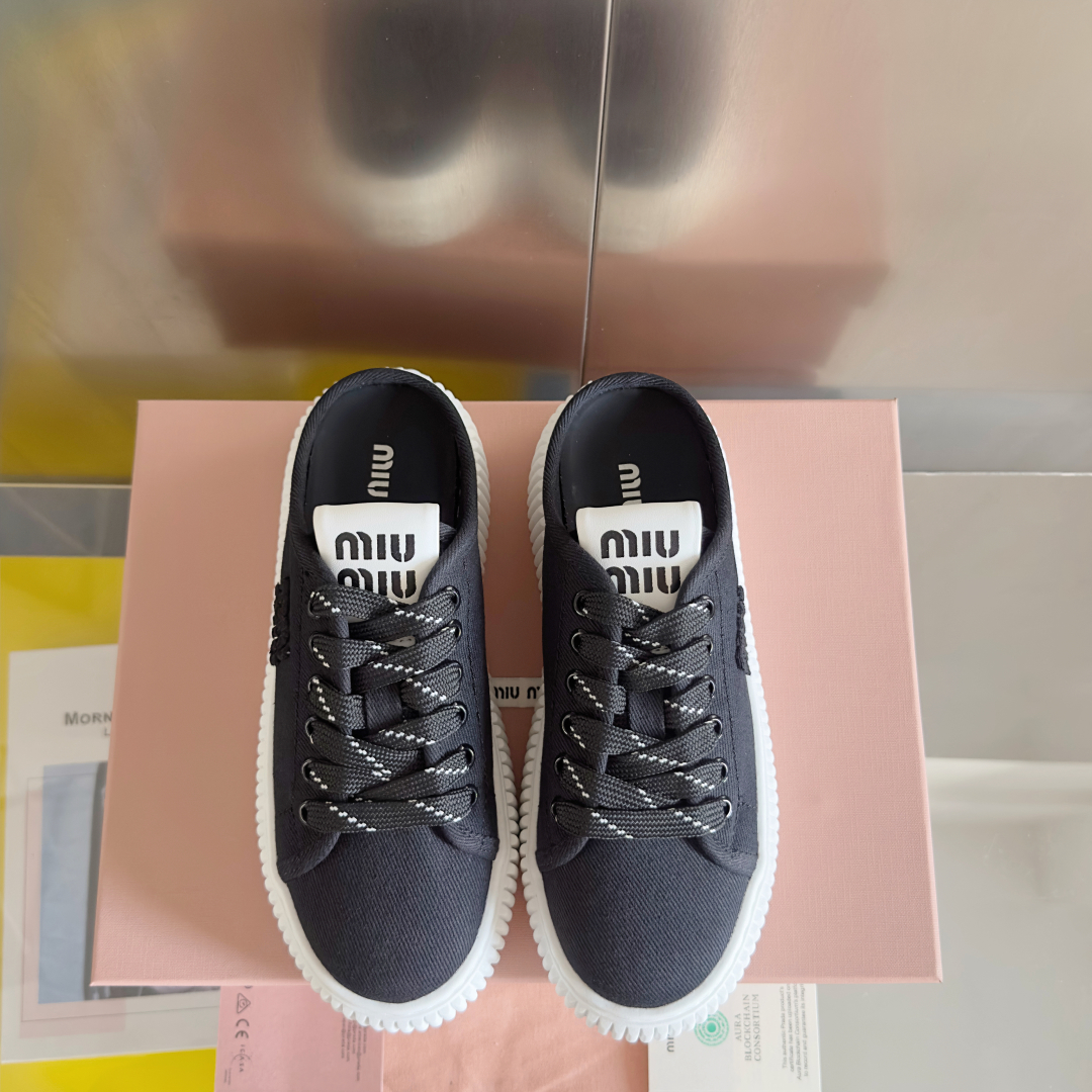 顶级版本：女款
MiuMiu缪缪 最新款 魔术贴 帆布 厚底 饼干鞋 休闲 运动鞋
原版购入开发 做货 