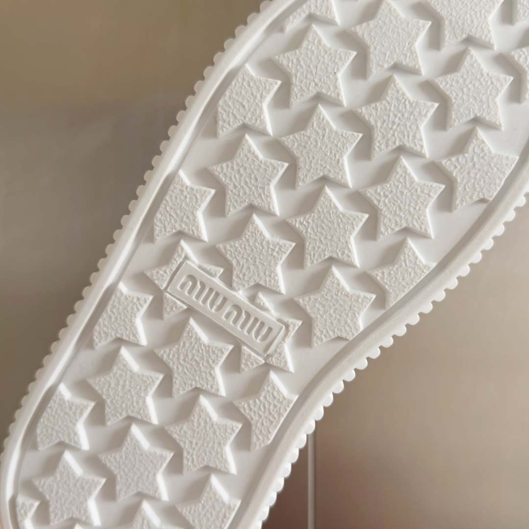 顶级版本：女款
MiuMiu缪缪 最新款 魔术贴 帆布 厚底 饼干鞋 休闲 运动鞋
原版购入开发 做货 