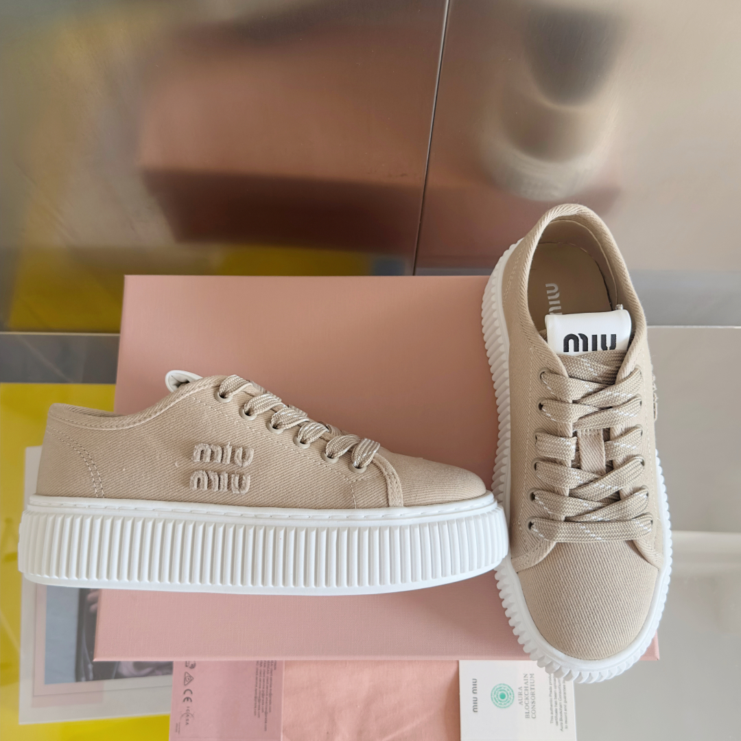 顶级版本：女款
MiuMiu缪缪 最新款 魔术贴 帆布 厚底 饼干鞋 休闲 运动鞋
原版购入开发 做货 