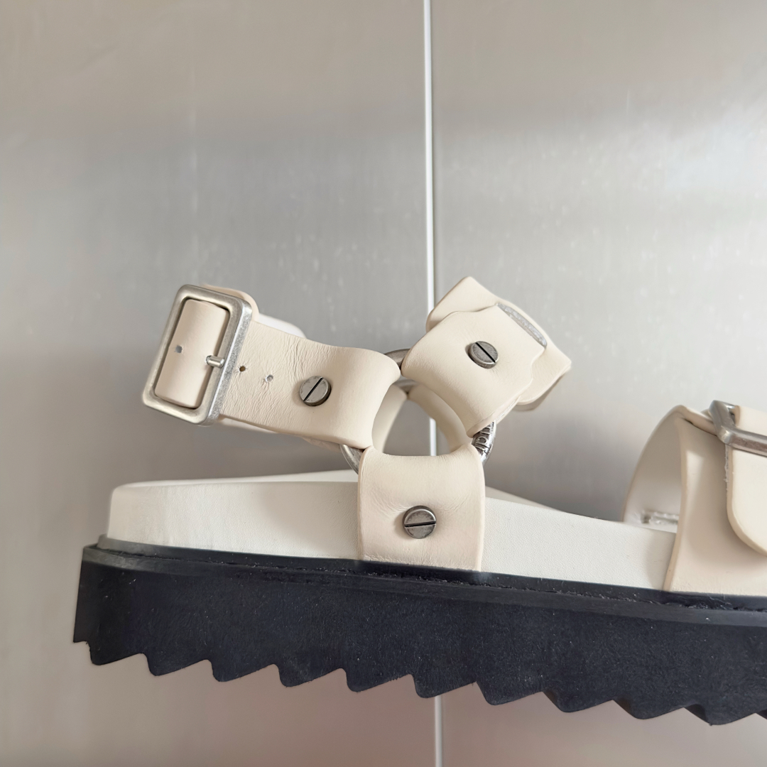 顶级版本：女款
Acne studios 最新 厚底 机车风 罗马 凉鞋
原版购入开发 做货 此款凉鞋饰