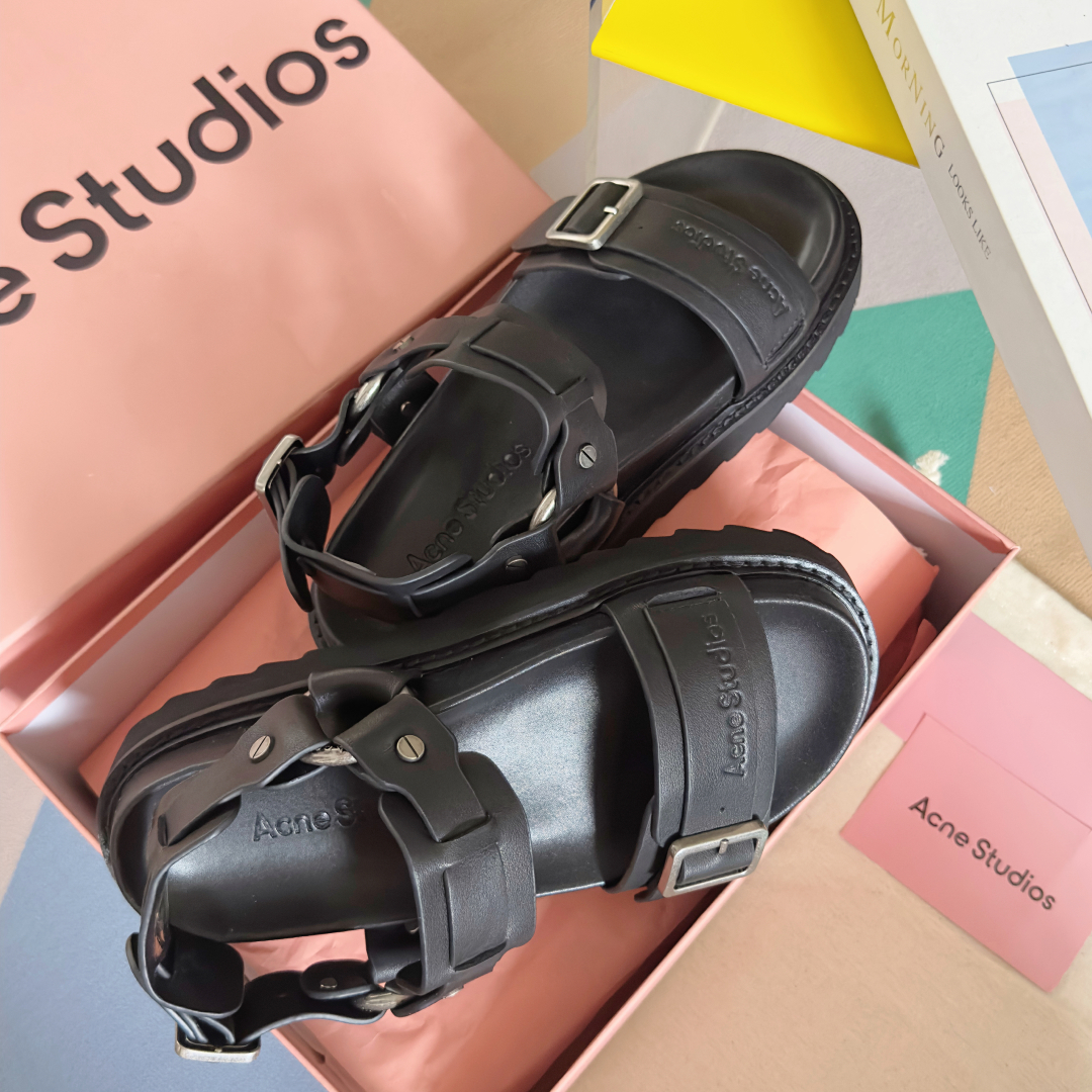 顶级版本：女款
Acne studios 最新 厚底 机车风 罗马 凉鞋
原版购入开发 做货 此款凉鞋饰