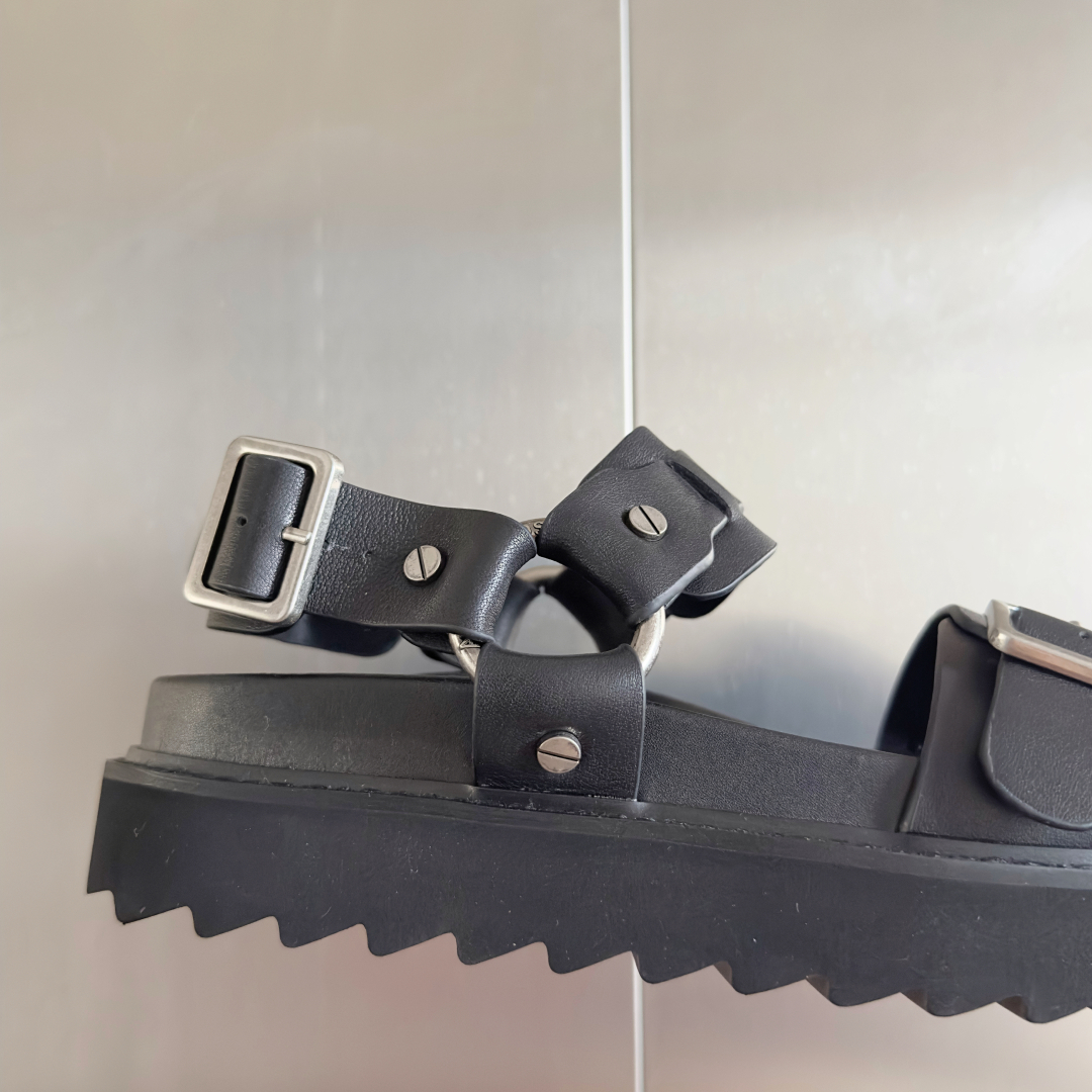 顶级版本：女款
Acne studios 最新 厚底 机车风 罗马 凉鞋
原版购入开发 做货 此款凉鞋饰
