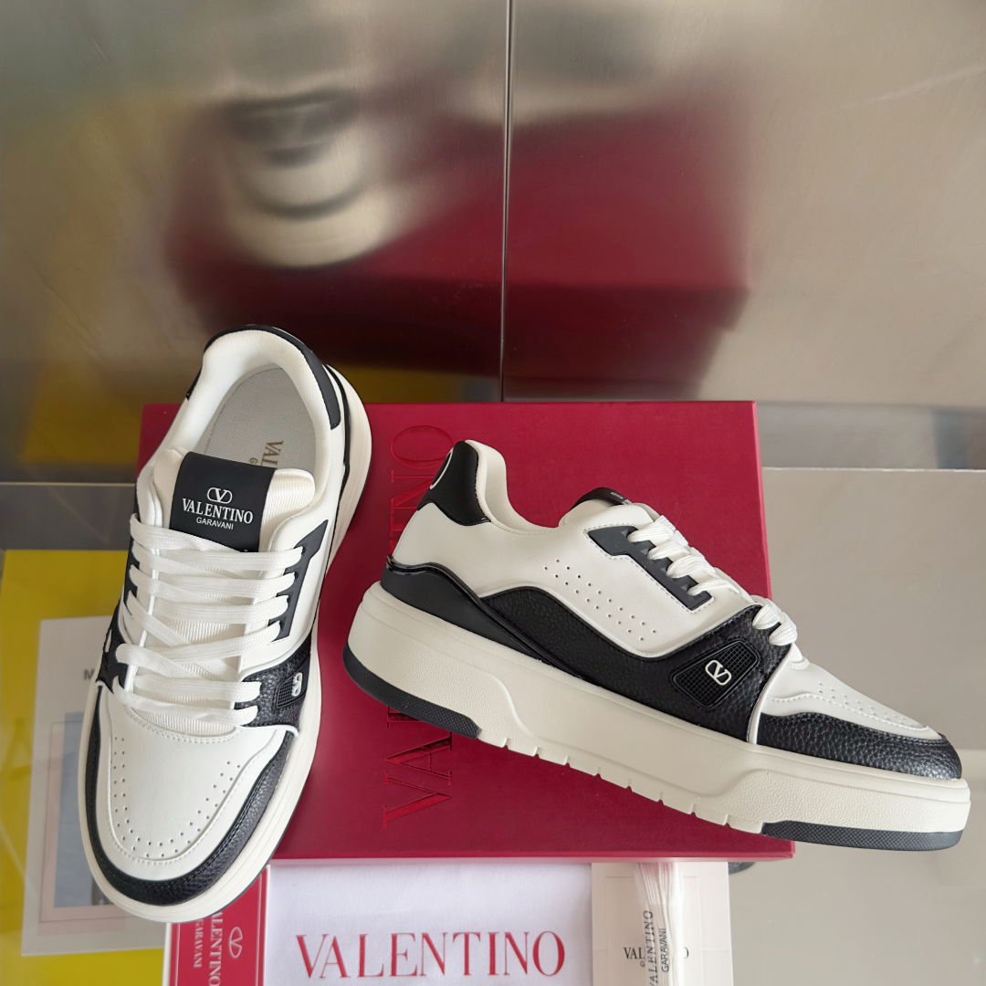 顶级版本：情侣款
Valentino华伦天奴 Trainer 情侣款 厚底 休闲 运动鞋
原版购入开发 