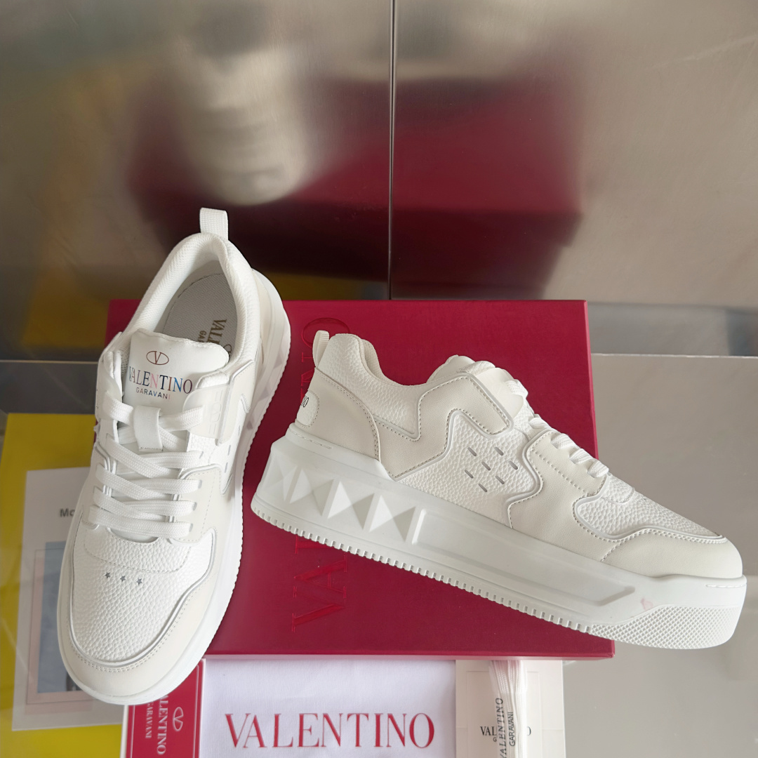 顶级版本:情侣款
VALENTINO华伦天奴 改版PinkPp 情侣款 面包鞋 厚底 休闲 运动鞋
原版