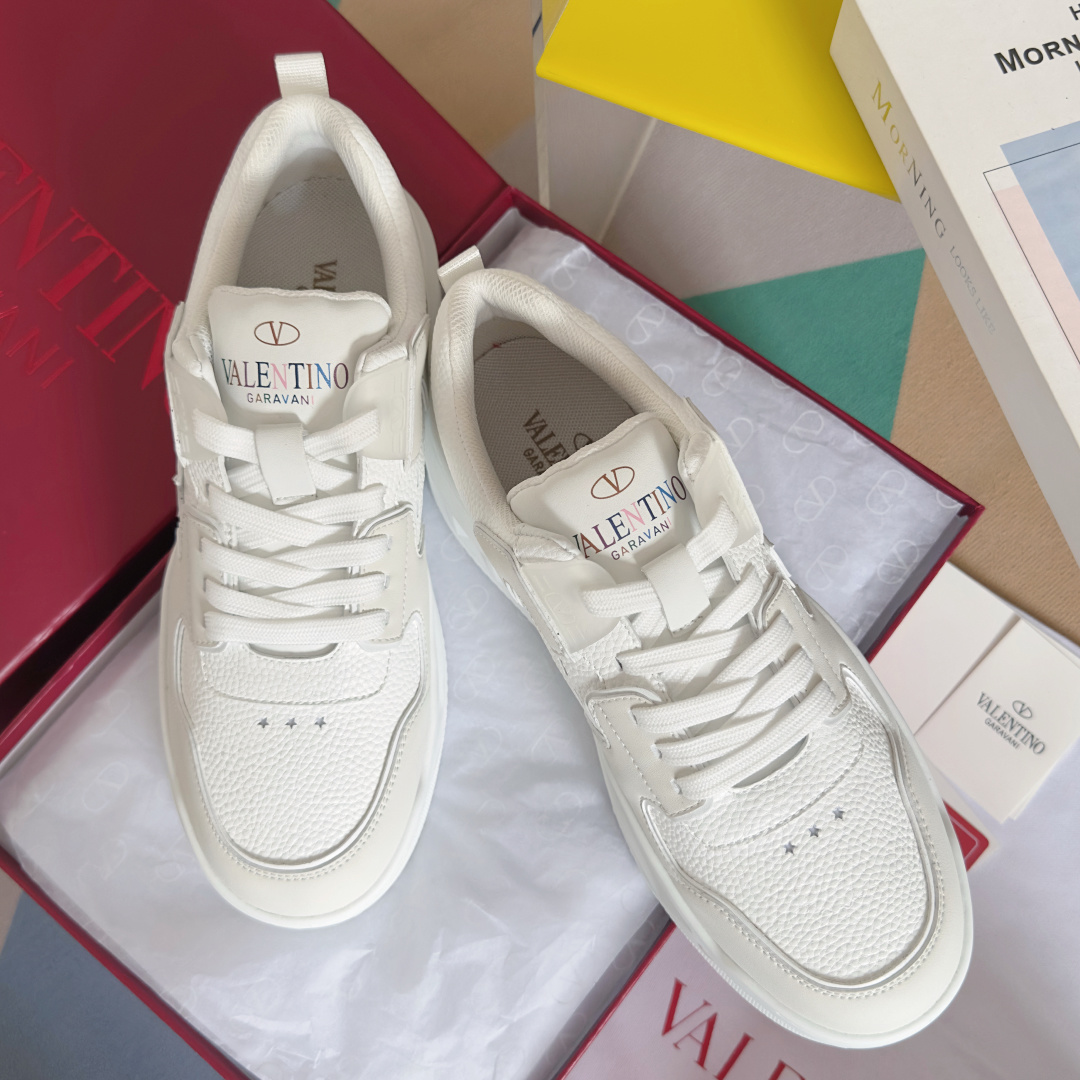 顶级版本:情侣款
VALENTINO华伦天奴 改版PinkPp 情侣款 面包鞋 厚底 休闲 运动鞋
原版