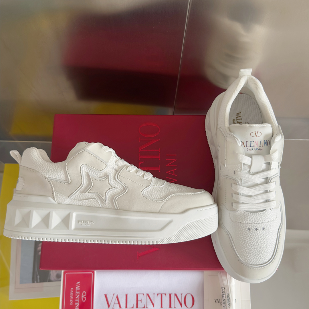 顶级版本:情侣款
VALENTINO华伦天奴 改版PinkPp 情侣款 面包鞋 厚底 休闲 运动鞋
原版