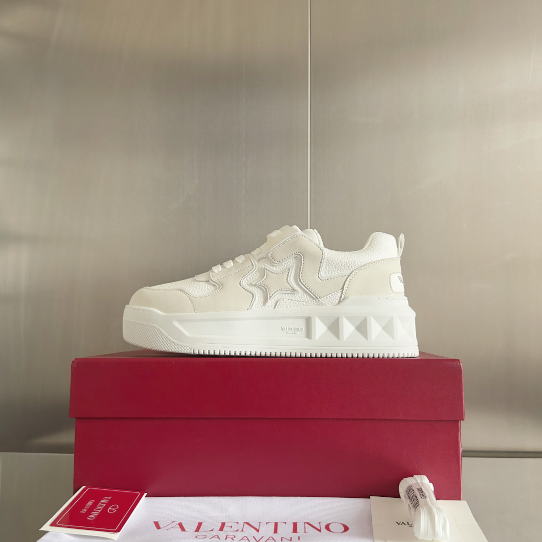 顶级版本:情侣款
VALENTINO华伦天奴 改版PinkPp 情侣款 面包鞋 厚底 休闲 运动鞋
原版