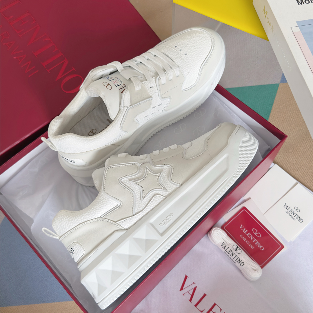 顶级版本:情侣款
VALENTINO华伦天奴 改版PinkPp 情侣款 面包鞋 厚底 休闲 运动鞋
原版
