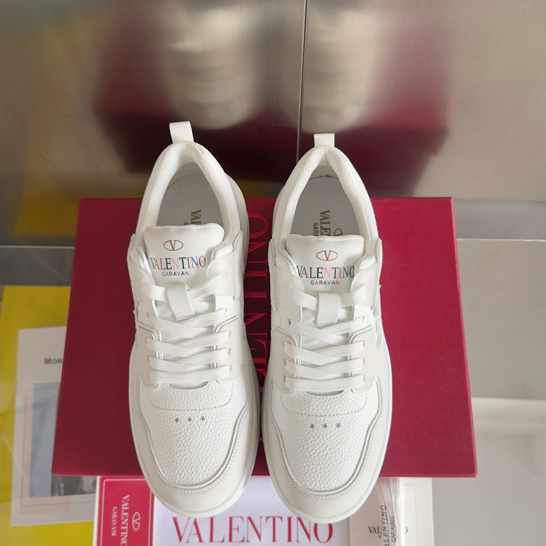 顶级版本:情侣款
VALENTINO华伦天奴 改版PinkPp 情侣款 面包鞋 厚底 休闲 运动鞋
原版