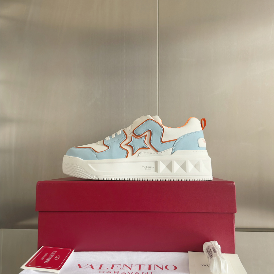 顶级版本:情侣款
VALENTINO华伦天奴 改版PinkPp 情侣款 面包鞋 厚底 休闲 运动鞋
原版