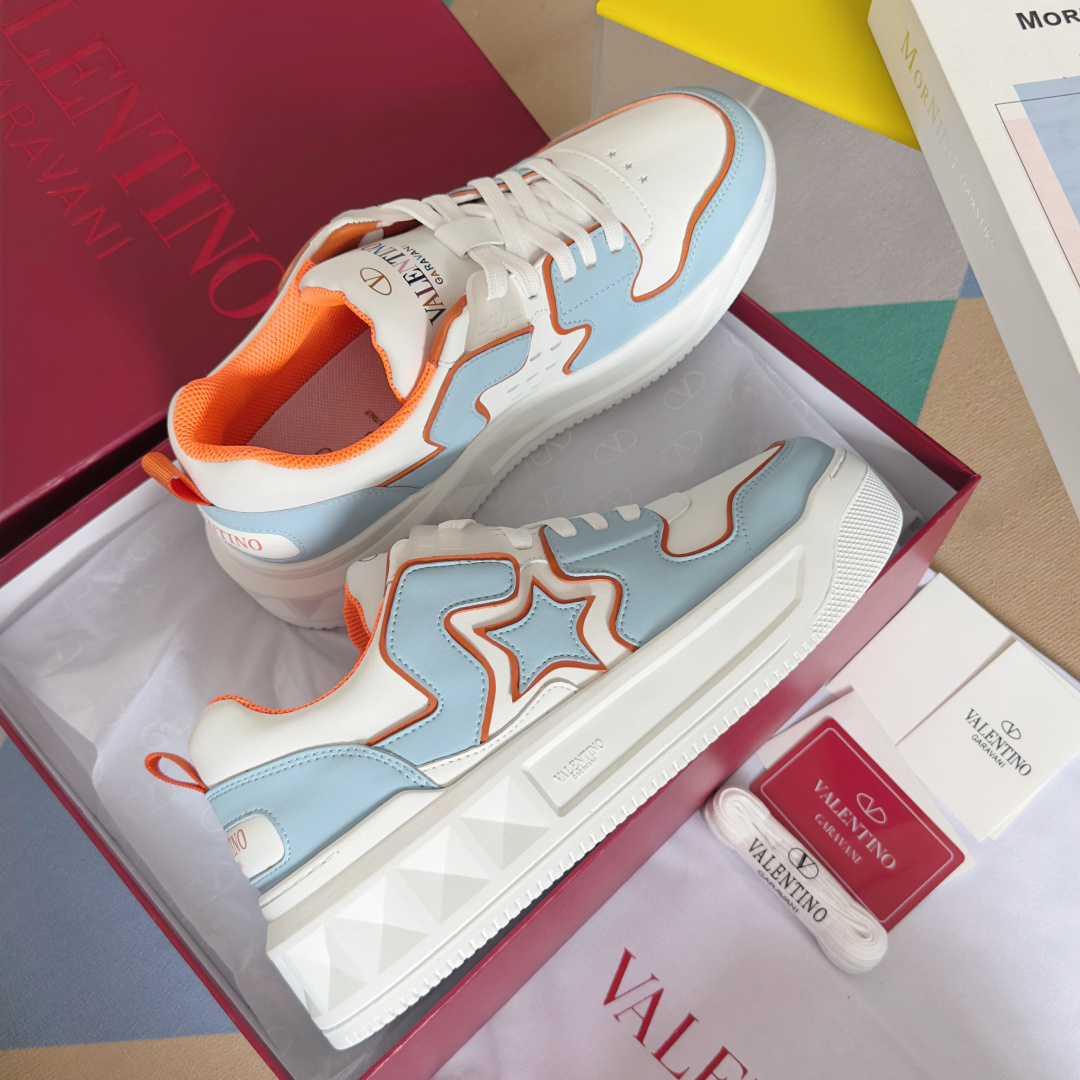 顶级版本:情侣款
VALENTINO华伦天奴 改版PinkPp 情侣款 面包鞋 厚底 休闲 运动鞋
原版
