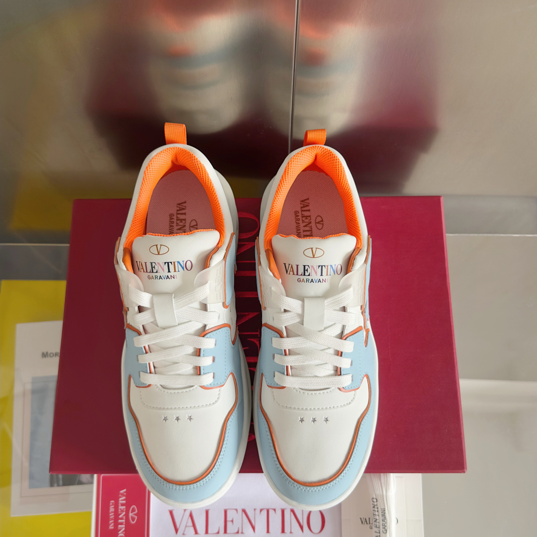 顶级版本:情侣款
VALENTINO华伦天奴 改版PinkPp 情侣款 面包鞋 厚底 休闲 运动鞋
原版