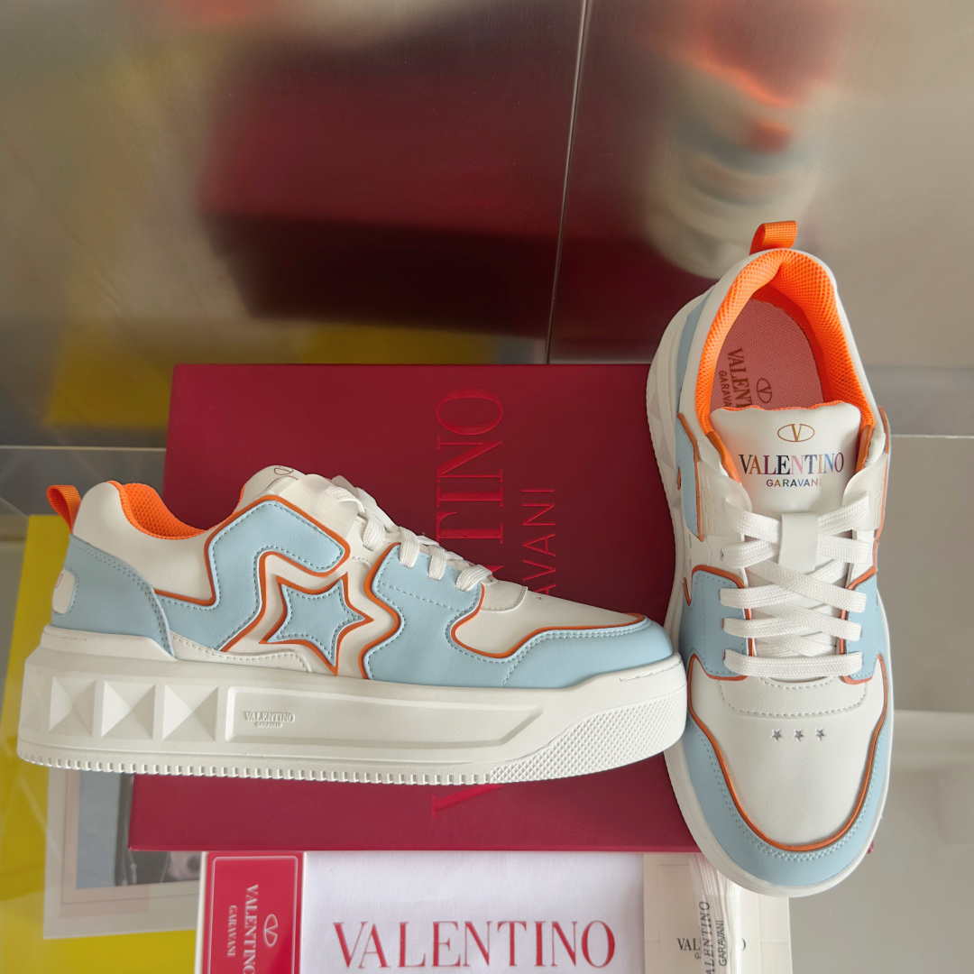 顶级版本:情侣款
VALENTINO华伦天奴 改版PinkPp 情侣款 面包鞋 厚底 休闲 运动鞋
原版