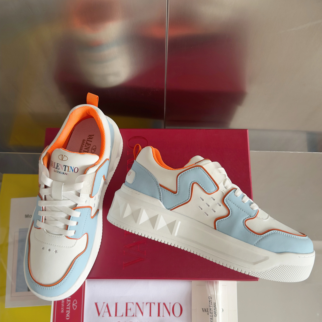 顶级版本:情侣款
VALENTINO华伦天奴 改版PinkPp 情侣款 面包鞋 厚底 休闲 运动鞋
原版
