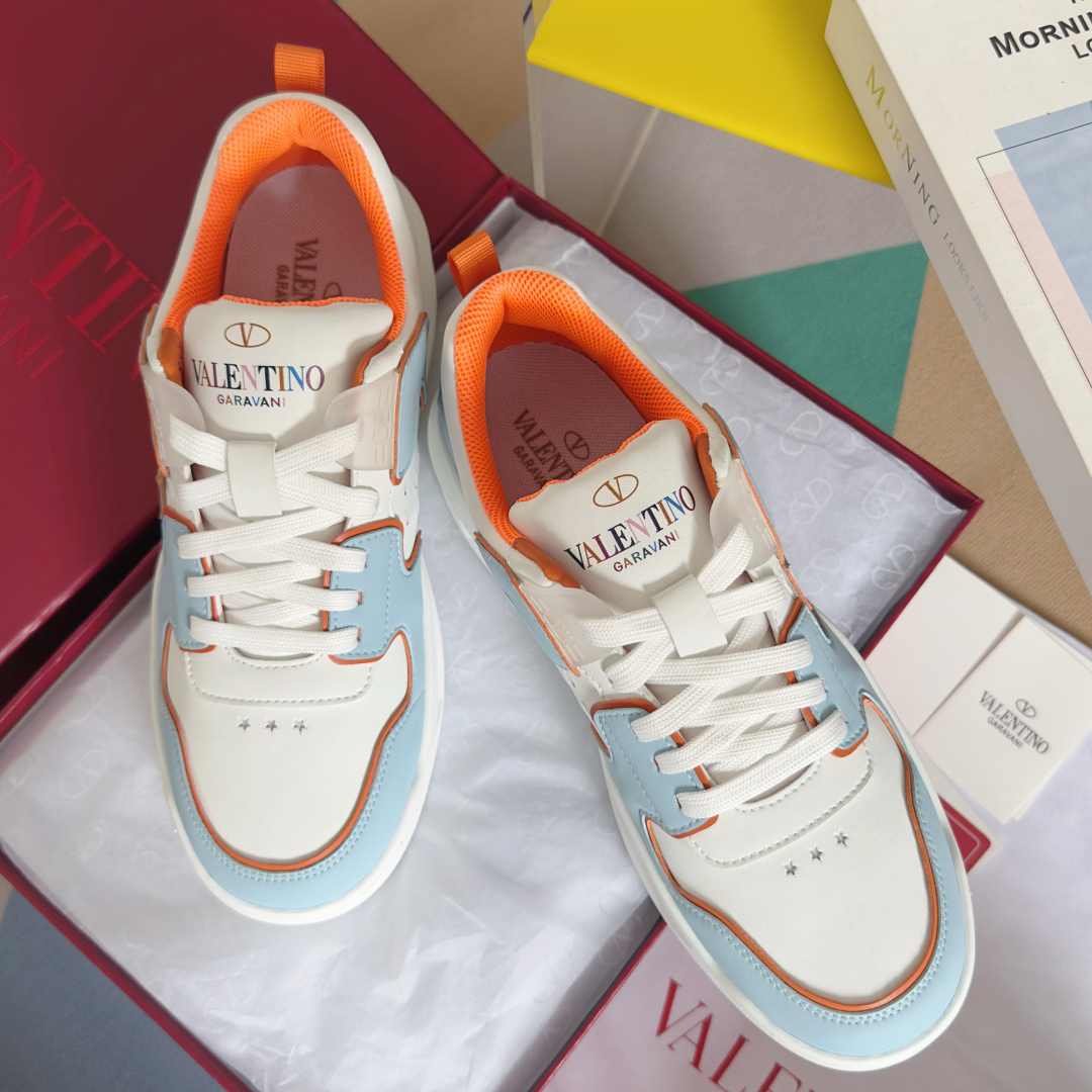 顶级版本:情侣款
VALENTINO华伦天奴 改版PinkPp 情侣款 面包鞋 厚底 休闲 运动鞋
原版