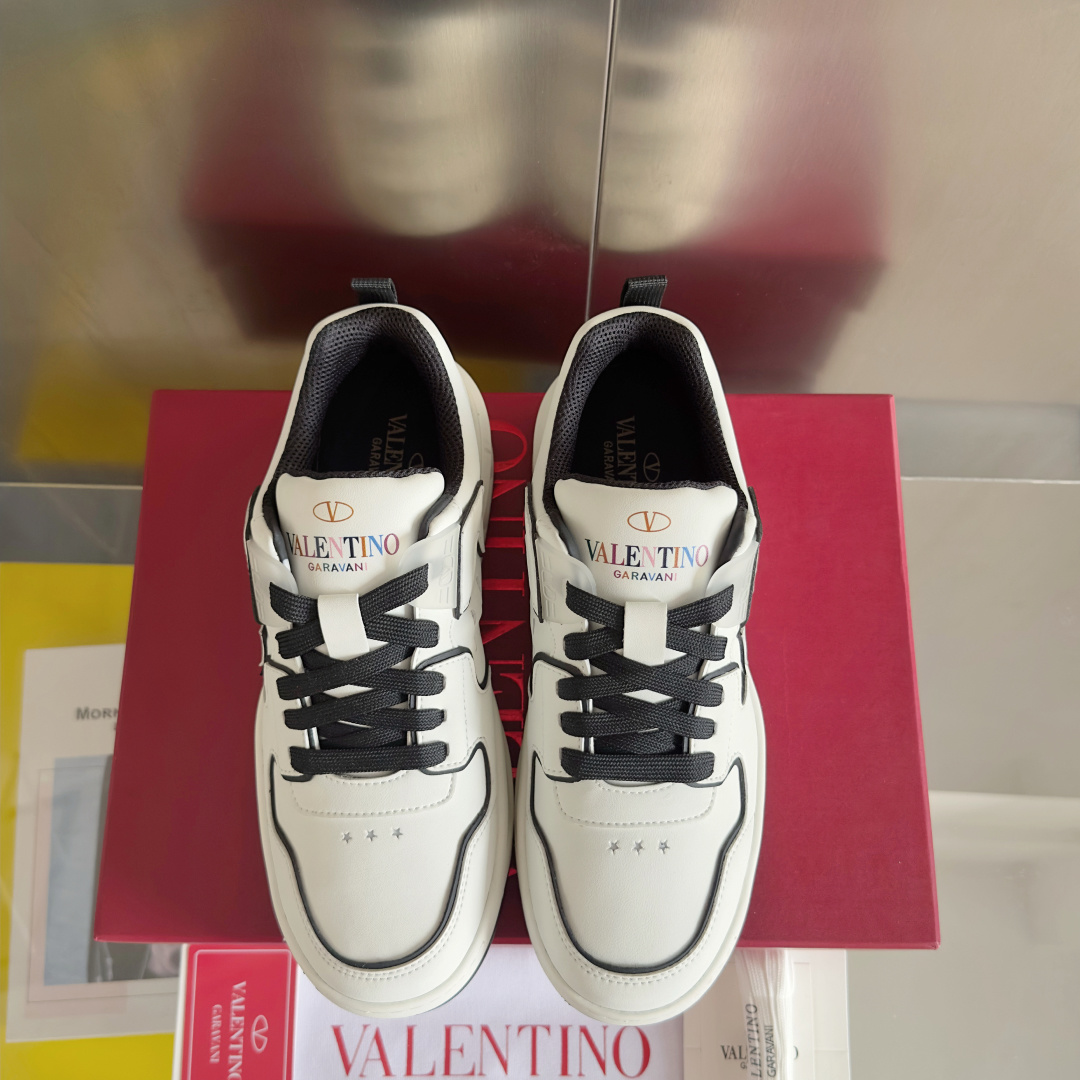 顶级版本:情侣款
VALENTINO华伦天奴 改版PinkPp 情侣款 面包鞋 厚底 休闲 运动鞋
原版