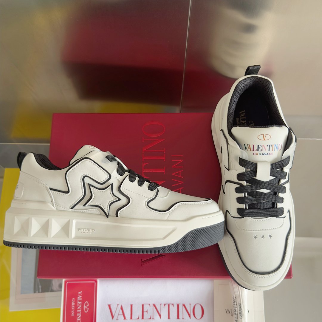 顶级版本:情侣款
VALENTINO华伦天奴 改版PinkPp 情侣款 面包鞋 厚底 休闲 运动鞋
原版