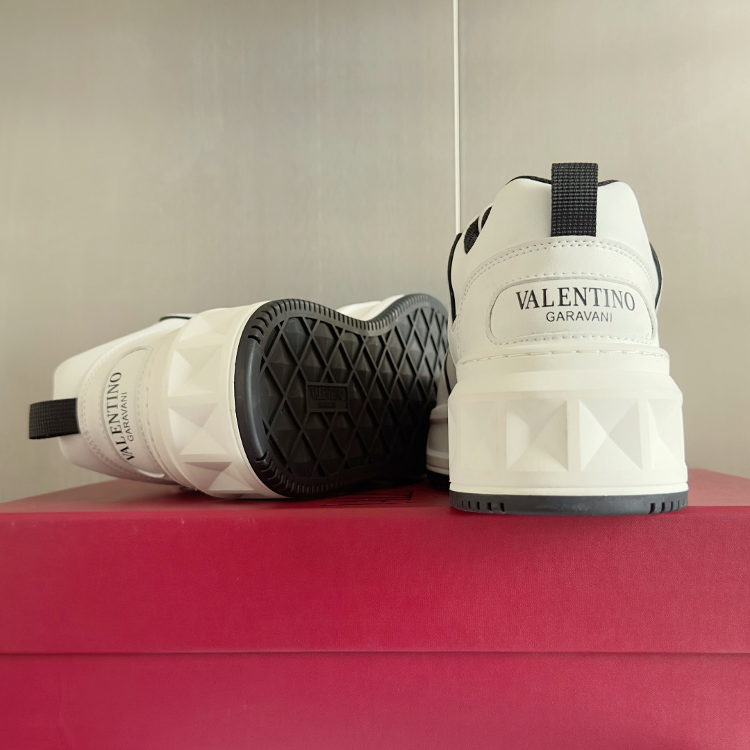 顶级版本:情侣款
VALENTINO华伦天奴 改版PinkPp 情侣款 面包鞋 厚底 休闲 运动鞋
原版