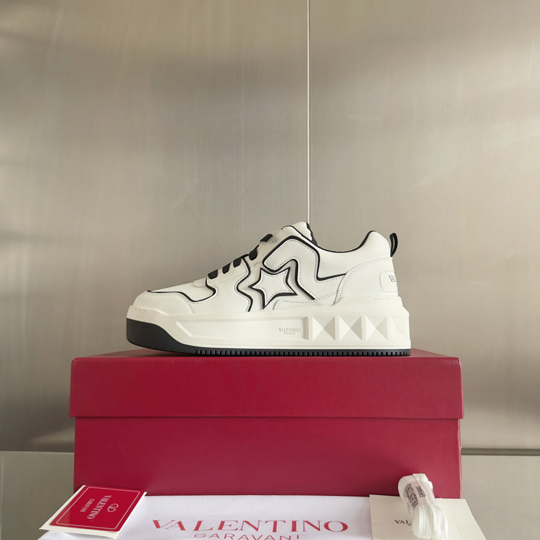 顶级版本:情侣款
VALENTINO华伦天奴 改版PinkPp 情侣款 面包鞋 厚底 休闲 运动鞋
原版