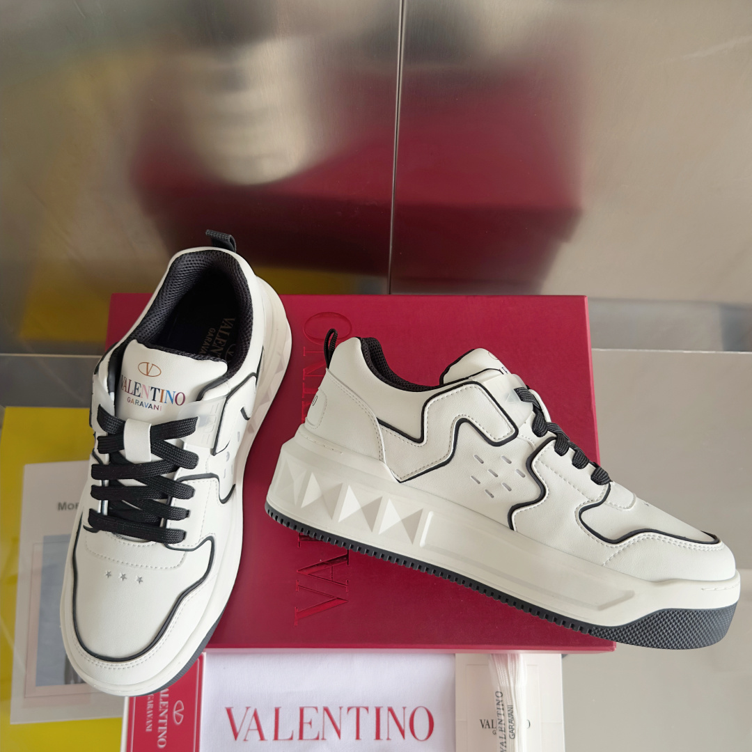 顶级版本:情侣款
VALENTINO华伦天奴 改版PinkPp 情侣款 面包鞋 厚底 休闲 运动鞋
原版