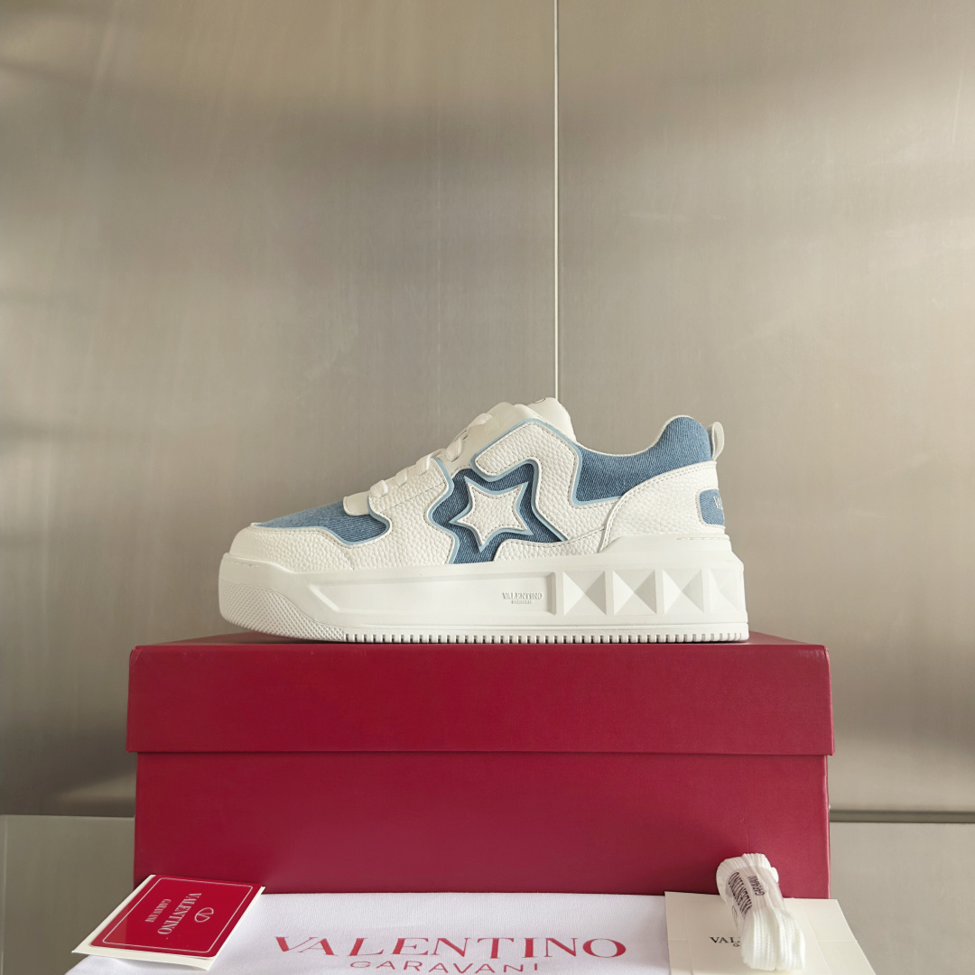 顶级版本:情侣款
VALENTINO华伦天奴 改版PinkPp 情侣款 面包鞋 厚底 休闲 运动鞋
原版