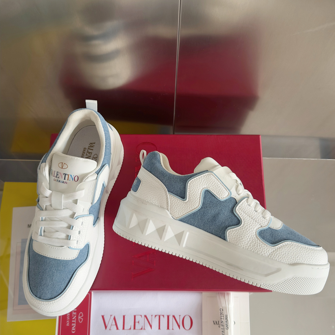 顶级版本:情侣款
VALENTINO华伦天奴 改版PinkPp 情侣款 面包鞋 厚底 休闲 运动鞋
原版