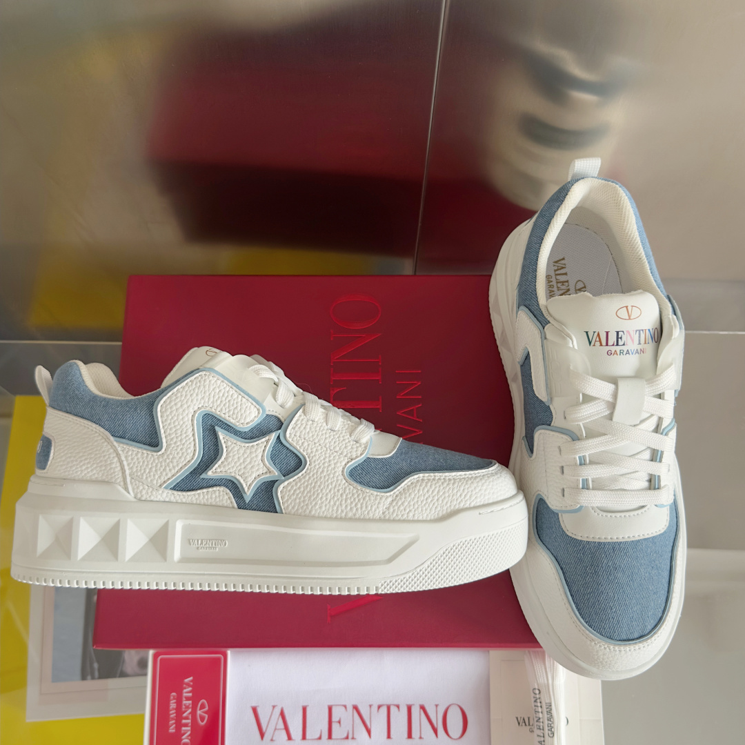 顶级版本:情侣款
VALENTINO华伦天奴 改版PinkPp 情侣款 面包鞋 厚底 休闲 运动鞋
原版