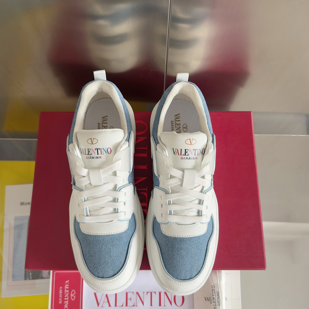 顶级版本:情侣款
VALENTINO华伦天奴 改版PinkPp 情侣款 面包鞋 厚底 休闲 运动鞋
原版
