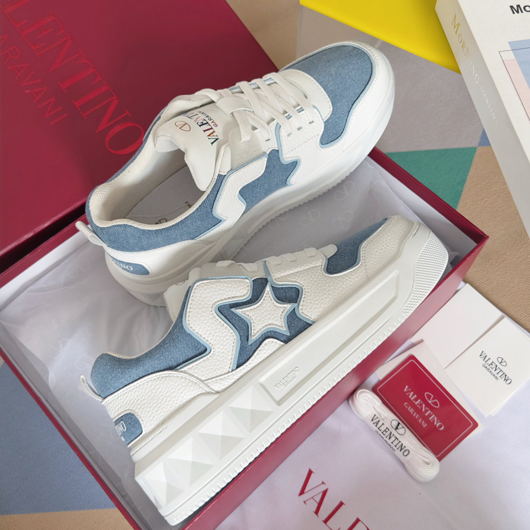 顶级版本:情侣款
VALENTINO华伦天奴 改版PinkPp 情侣款 面包鞋 厚底 休闲 运动鞋
原版
