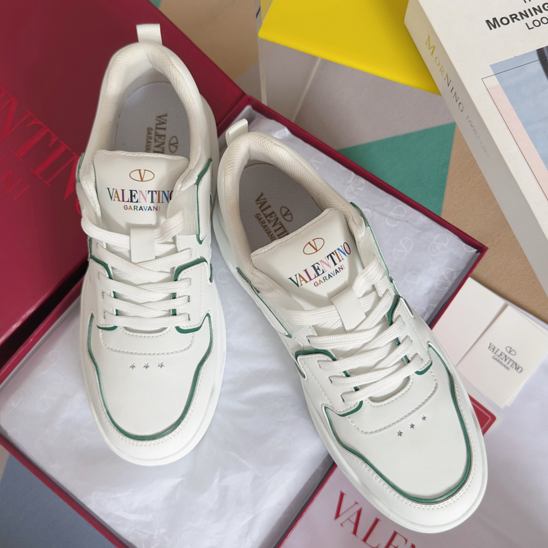 顶级版本:情侣款
VALENTINO华伦天奴 改版PinkPp 情侣款 面包鞋 厚底 休闲 运动鞋
原版