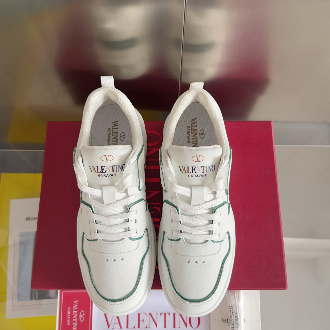 顶级版本:情侣款
VALENTINO华伦天奴 改版PinkPp 情侣款 面包鞋 厚底 休闲 运动鞋
原版