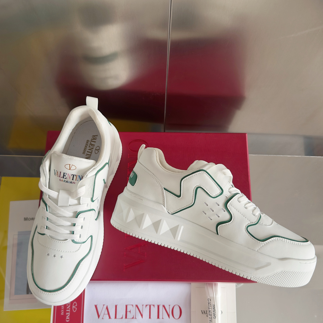 顶级版本:情侣款
VALENTINO华伦天奴 改版PinkPp 情侣款 面包鞋 厚底 休闲 运动鞋
原版