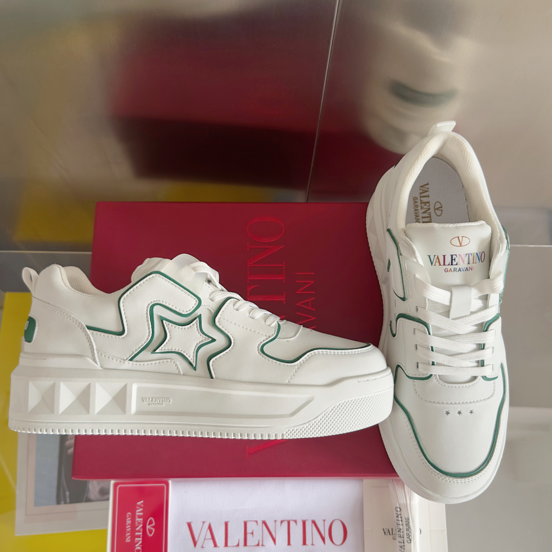 顶级版本:情侣款
VALENTINO华伦天奴 改版PinkPp 情侣款 面包鞋 厚底 休闲 运动鞋
原版