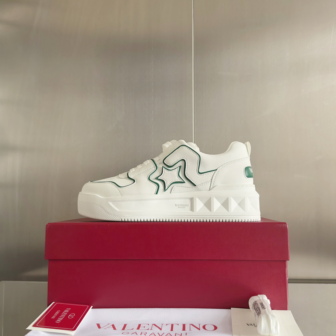 顶级版本:情侣款
VALENTINO华伦天奴 改版PinkPp 情侣款 面包鞋 厚底 休闲 运动鞋
原版