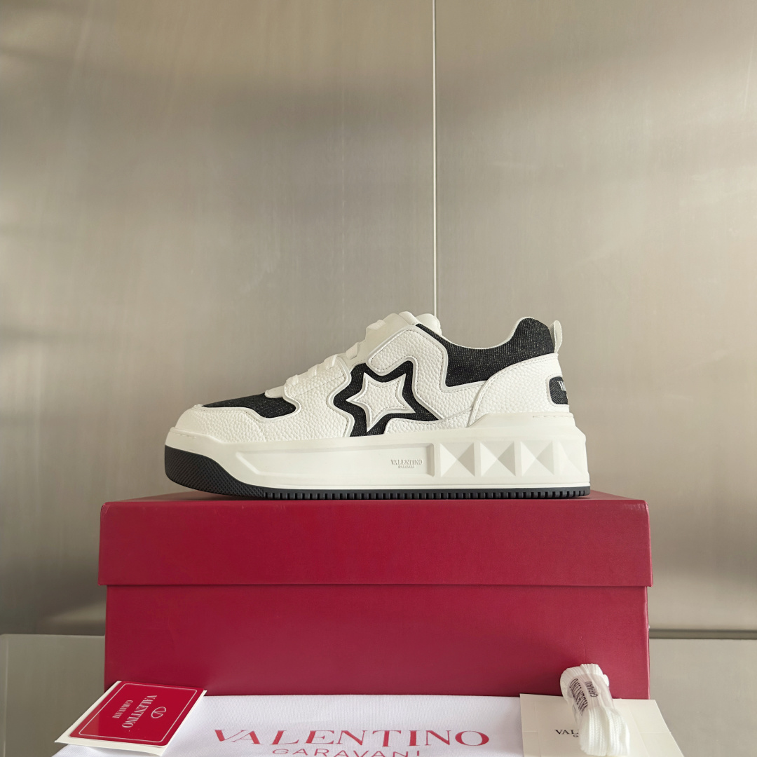 顶级版本:情侣款
VALENTINO华伦天奴 改版PinkPp 情侣款 面包鞋 厚底 休闲 运动鞋
原版