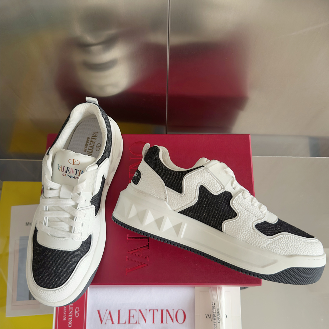 顶级版本:情侣款
VALENTINO华伦天奴 改版PinkPp 情侣款 面包鞋 厚底 休闲 运动鞋
原版