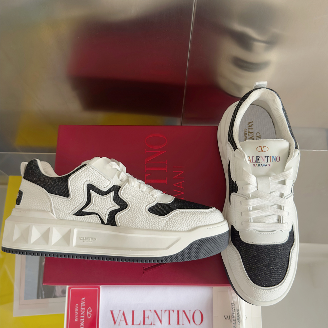 顶级版本:情侣款
VALENTINO华伦天奴 改版PinkPp 情侣款 面包鞋 厚底 休闲 运动鞋
原版