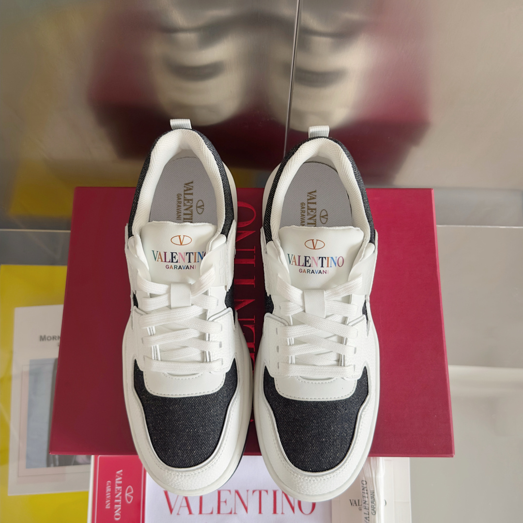 顶级版本:情侣款
VALENTINO华伦天奴 改版PinkPp 情侣款 面包鞋 厚底 休闲 运动鞋
原版