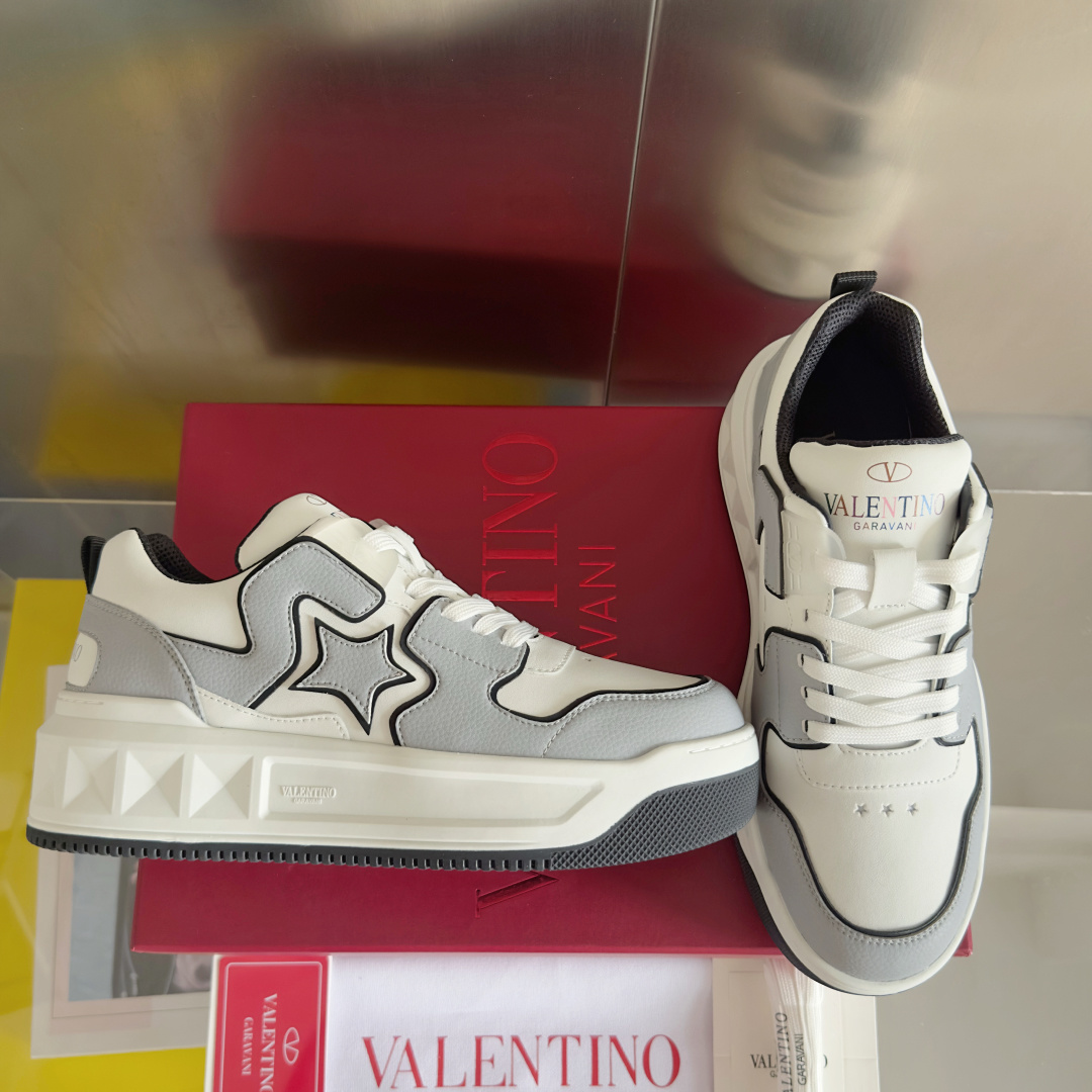 顶级版本:情侣款
VALENTINO华伦天奴 改版PinkPp 情侣款 面包鞋 厚底 休闲 运动鞋
原版
