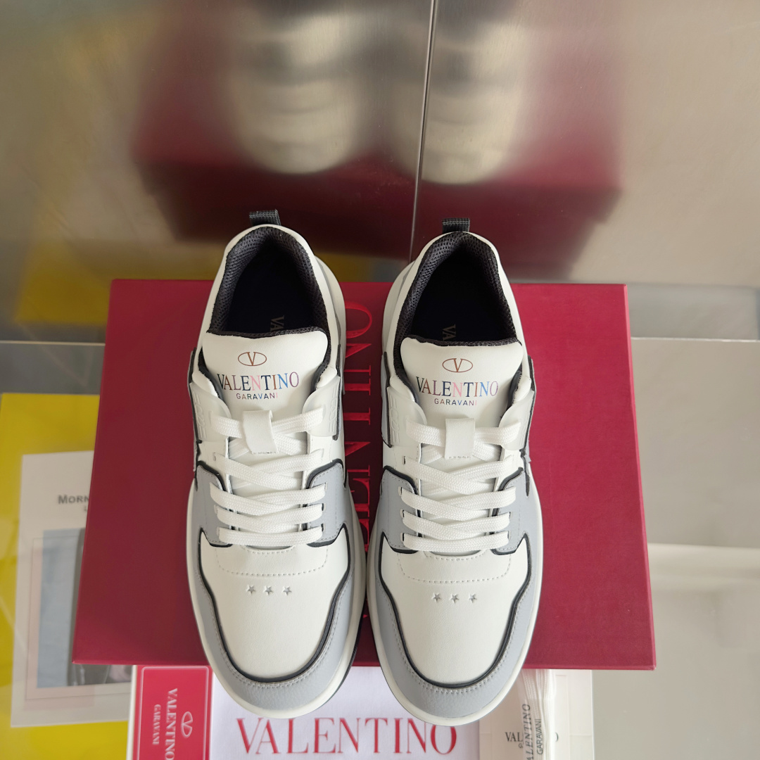 顶级版本:情侣款
VALENTINO华伦天奴 改版PinkPp 情侣款 面包鞋 厚底 休闲 运动鞋
原版