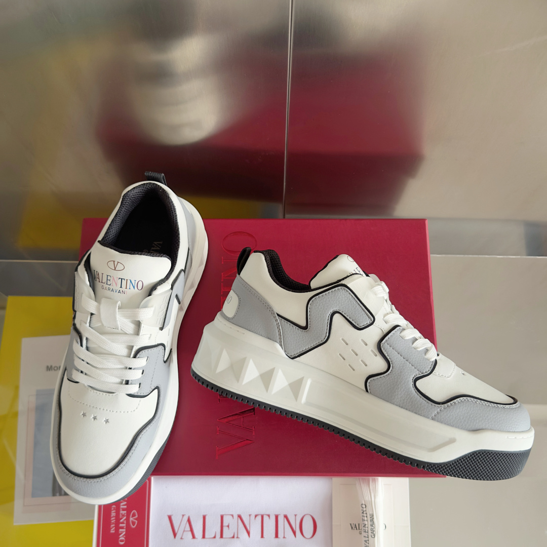 顶级版本:情侣款
VALENTINO华伦天奴 改版PinkPp 情侣款 面包鞋 厚底 休闲 运动鞋
原版
