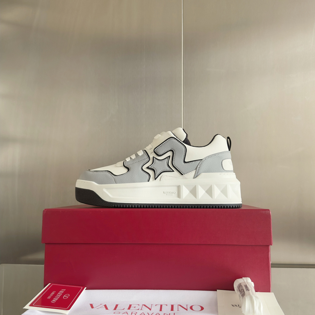 顶级版本:情侣款
VALENTINO华伦天奴 改版PinkPp 情侣款 面包鞋 厚底 休闲 运动鞋
原版