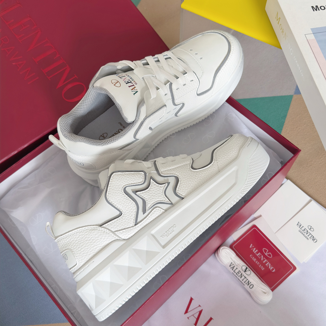 顶级版本:情侣款
VALENTINO华伦天奴 改版PinkPp 情侣款 面包鞋 厚底 休闲 运动鞋
原版