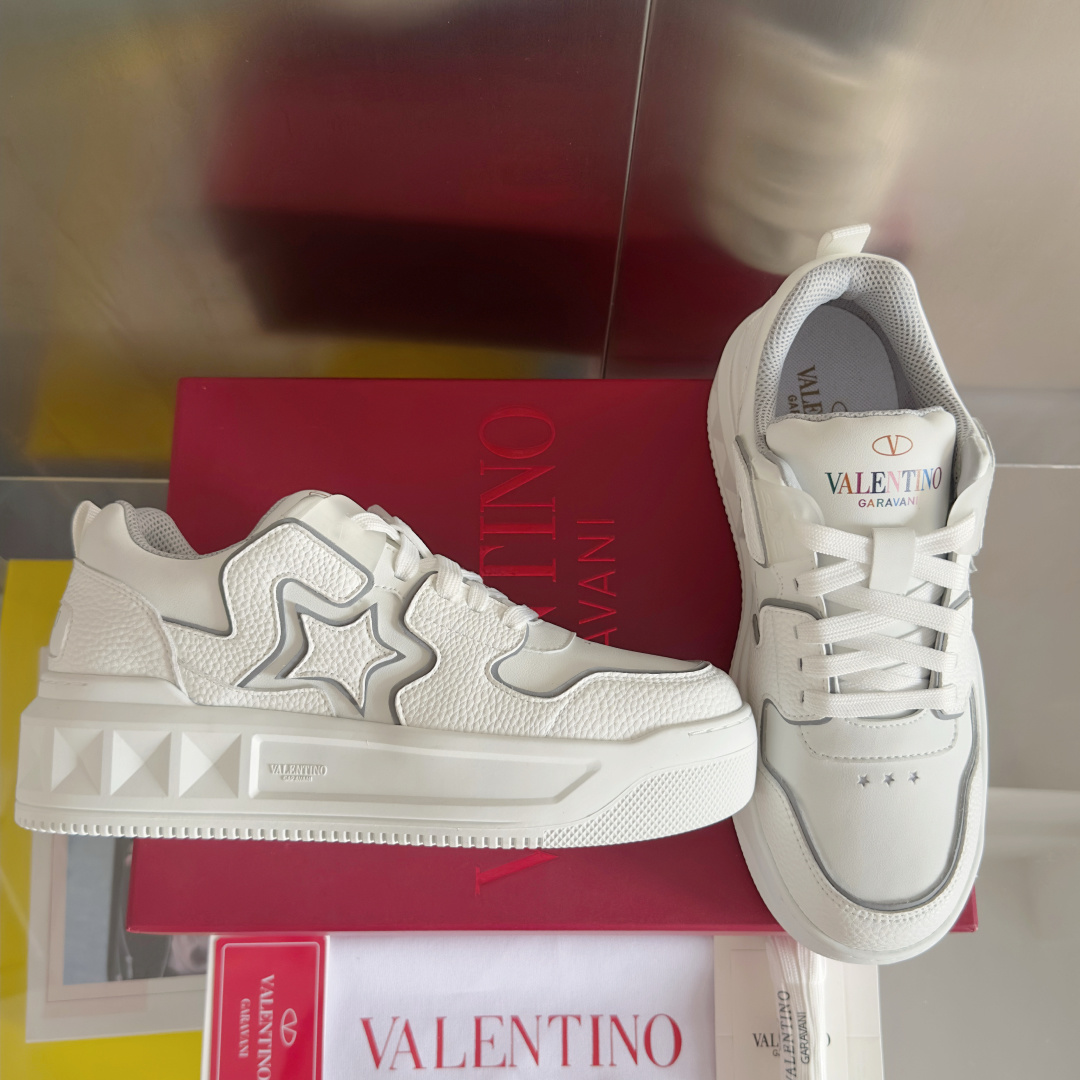 顶级版本:情侣款
VALENTINO华伦天奴 改版PinkPp 情侣款 面包鞋 厚底 休闲 运动鞋
原版