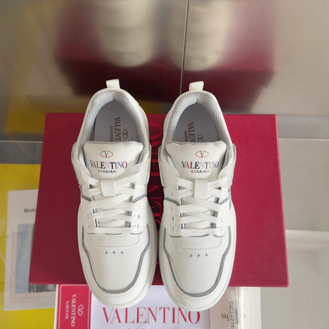 顶级版本:情侣款
VALENTINO华伦天奴 改版PinkPp 情侣款 面包鞋 厚底 休闲 运动鞋
原版